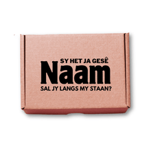 Load image into Gallery viewer, Gepersonaliseerde geskenk boks met groomsman uitnodiging in Afrikaans, Sy Het Ja Gese ontwerp.